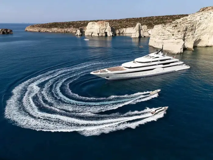 Yacht vor felsiger Küste