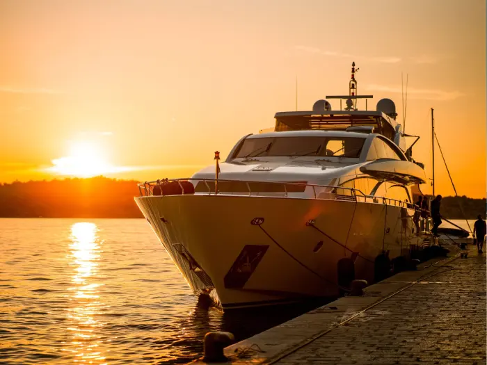 Yacht bei Sonnenuntergang